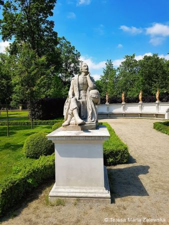 Pomnik Jana Kochanowskiego w Parku Wilanowskim