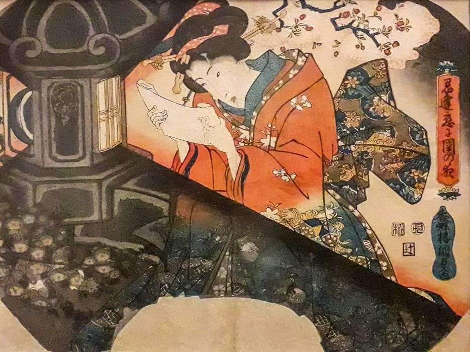 Kobieta czytająca list w świetle latarnii